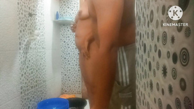 Oldage12: Makcik desi berkongkek dengan buah dada besar di bilik air