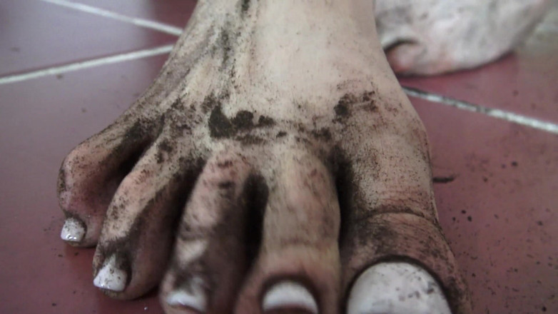 Foot Girls: Инструкции по чистке ног! Русская доминатрикса Голди даёт инструкции по чистке ног: Облизывайте грязные ноги!