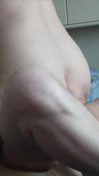 私のアソコはナイロンの男の子のチンコに乗っている