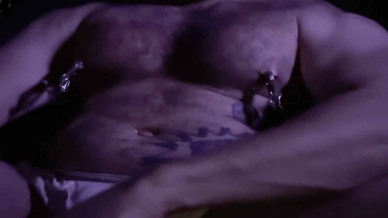 HairyHunkPig: Hairy Hunk pig - masturbation mit nippelklemmen