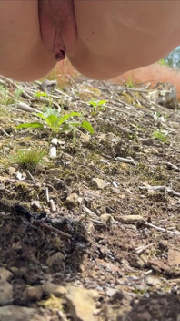素晴らしい景色を眺めながらハイキング中の屋外放尿!