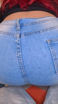 Kızıl saçlı jeans kucak osuruk bakış açısı - sikini ovuyor