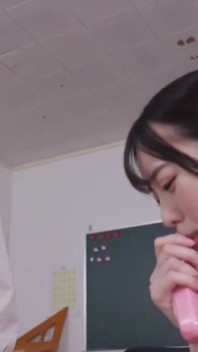 被惊喜抓住。她以为没有人在看，直到一次偶然的遭遇改变了一切。- 第2部分