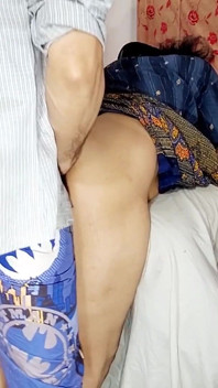 Il fratellastro bengalese Debor ha fatto sesso anale con la sua cognata bhabhi calda con una scusa