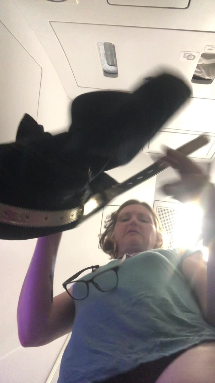 MistressWriggler: चार घंटे तक पकड़ने के बाद विमान पर विशाल पेशाब!