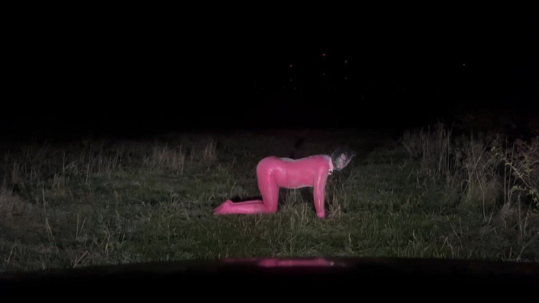 PervyLara: Różowy lateks petplay na zewnątrz maminsynek