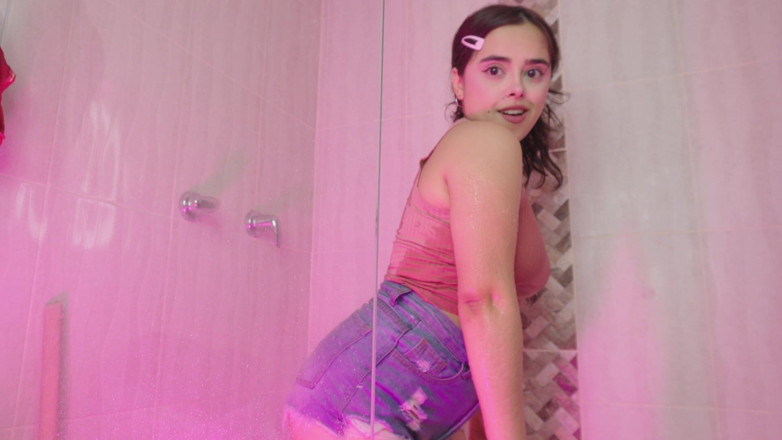 CuttieJennie: Ducha vestida meando divertido