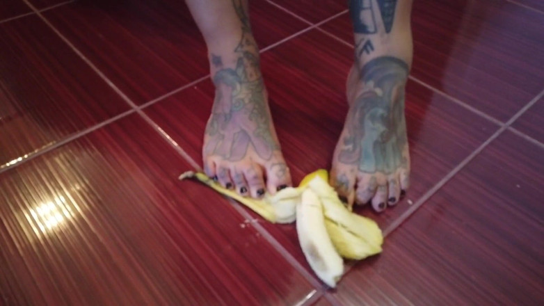 Fetish videos by Alex: Una banana es pisoteada por una milf rubia tatuada