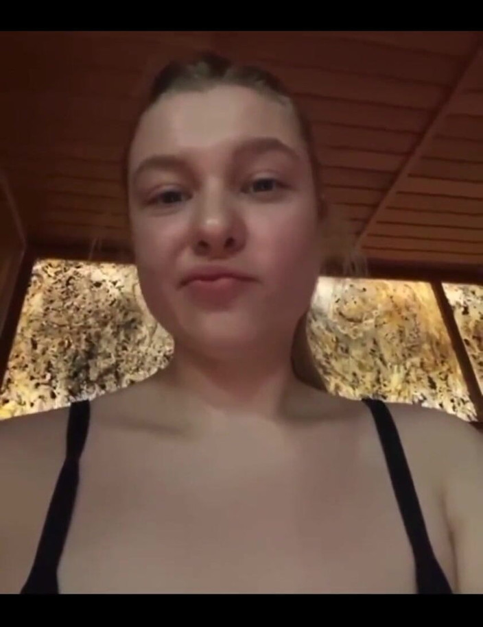 JuiceLussie: 公共场合双洞齐插