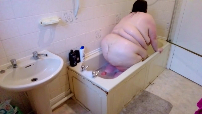 SSBBWLadyBrads: Sbbw attempts to take a bath, can she fit?