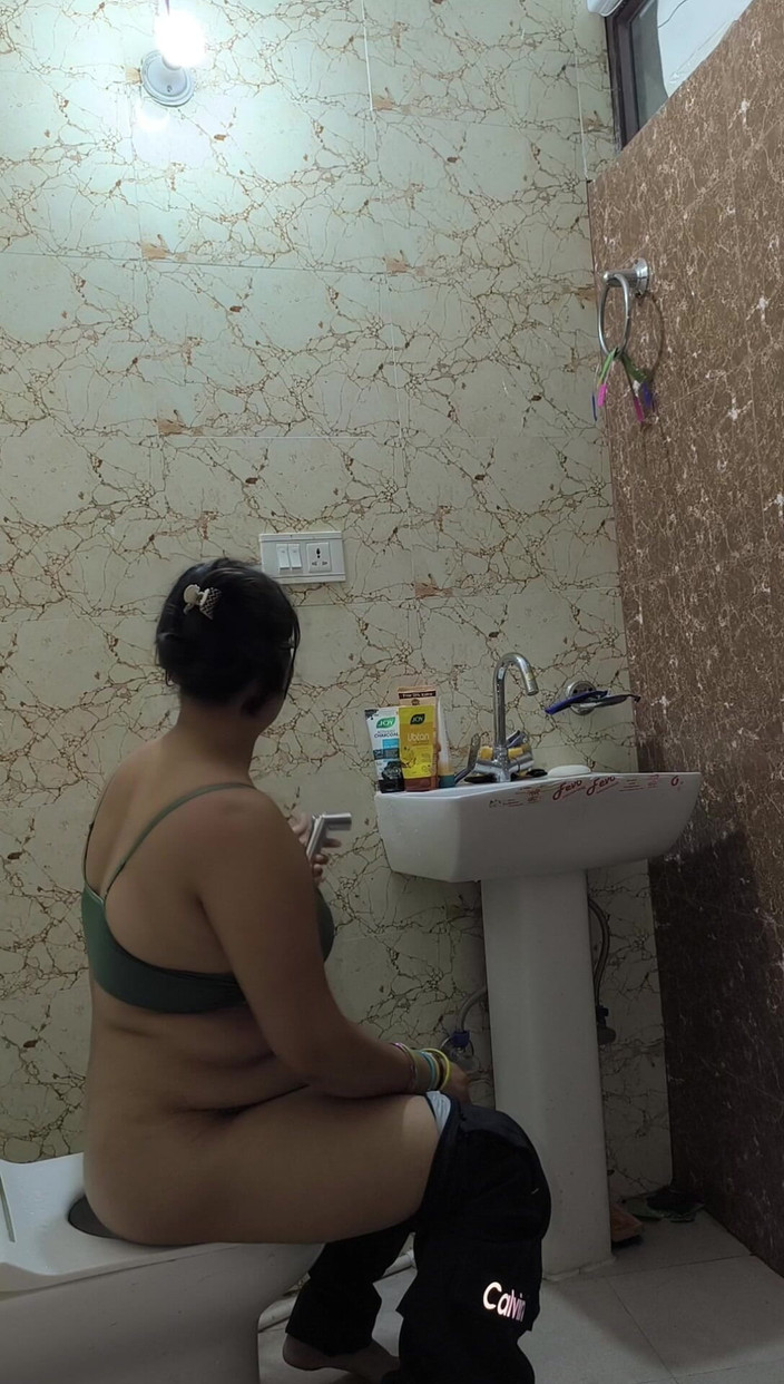 Puja555: プージャ・バービーがシャワーで入浴する様子