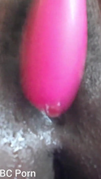 Stimolante il mio clitoride con il vibratore orgasmi squirting intensi