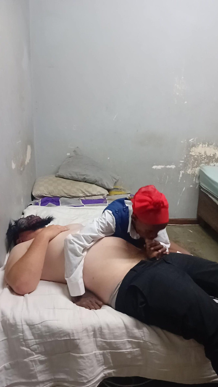 hothouse18xxx: La diciottenne studentessa del college succhia il suo patrigno prima...