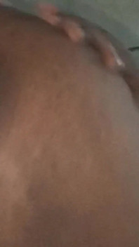 Toto je moje deváté video, tetička na mně sedí a šuká mě skákáním nahoru a dolů.
