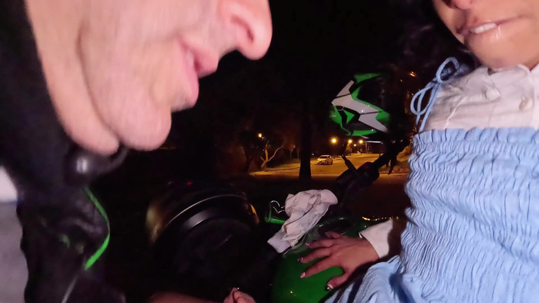 Cindy Luna Petite: Baise sournoise à moto, creampie, Cindy Luna Petite