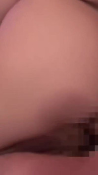 Schwarzhaarige translucent beauty umarmt POV-Aufnahme, selbstbewußt Grenzen mit spielerischer Neugier erkunden