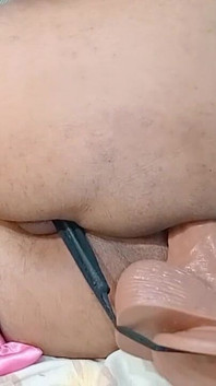 Aku akan menelan semuanya, bahkan jika mainan besar ini merobek pantatku.