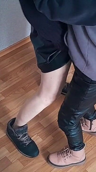 二人のストレートの彼女が初めてレズビアンのセックスを試み、彼女たちはそれを大喜びします