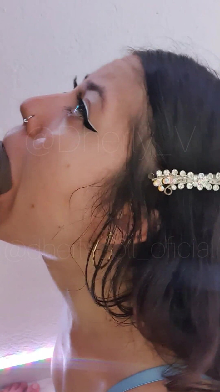 DherlyDoll: Orang asing datang ke rumahku dan nyepong kontolku dengan nikmat