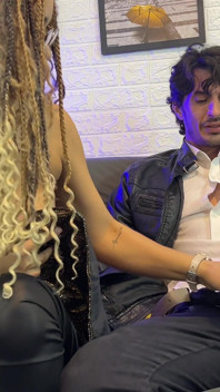 La giovane donna di fa sesso di gruppo con il suo fidanzato cornuto