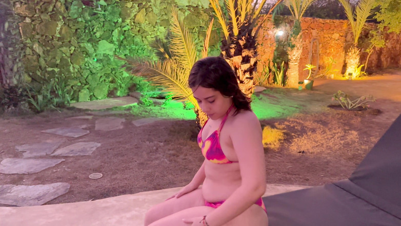 SugarPose: Jasmine se joacă în piscină