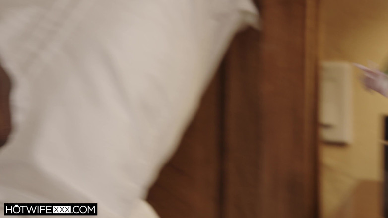 HotwifeXXX: Lacey London intră în probleme profunde dimineața de după