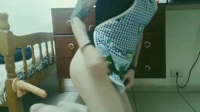 Sissy Aniya: 娘娘腔aniya - 穿着裙子和围裙的女家庭主妇