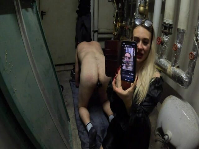 Queen_of_BDSM: Verrassen! Nu zal je in het openbaar worden getoond aan...