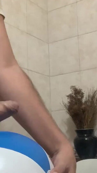 Im badezimmer mit einer strandkugel