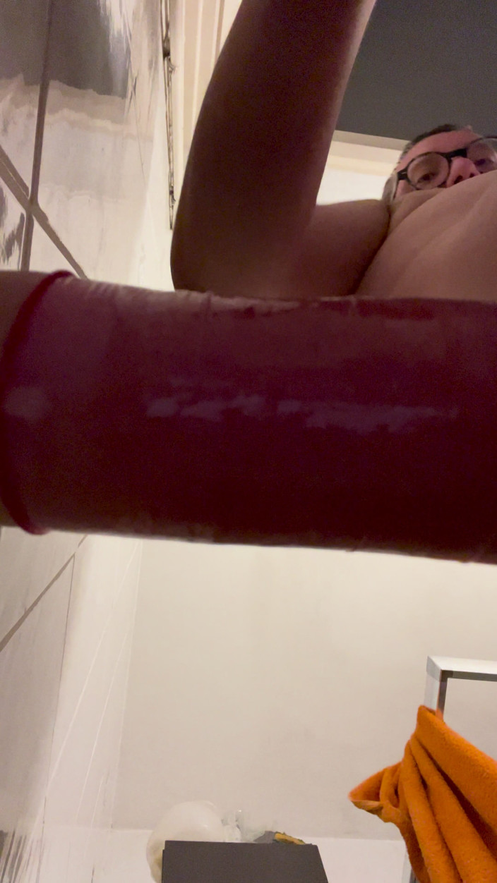 Aimeronds: Jag sätter på mig en kondom på min dildo och...