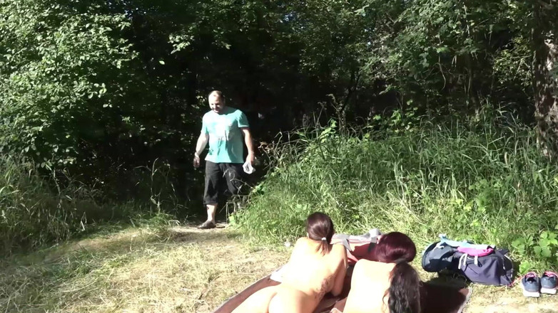 Videos Francaises: Outdoor-dreier mit französischen schwanzlutschenden schlampen