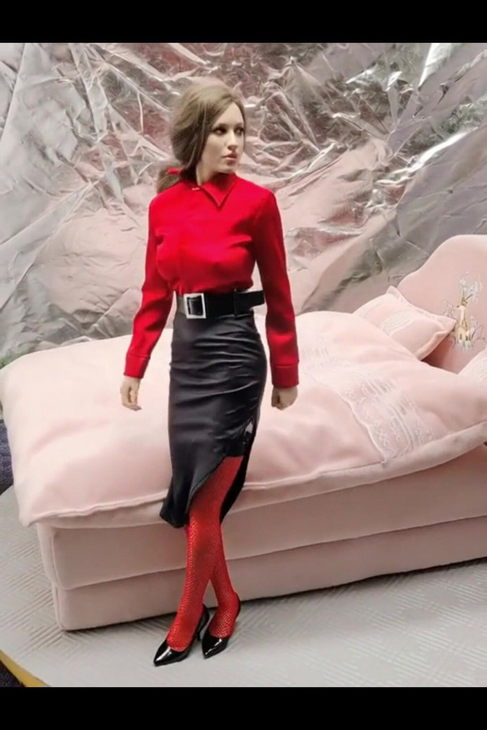 PeacefulDigit325: 穿着红色衬衫的Cynthia - 脱衣服