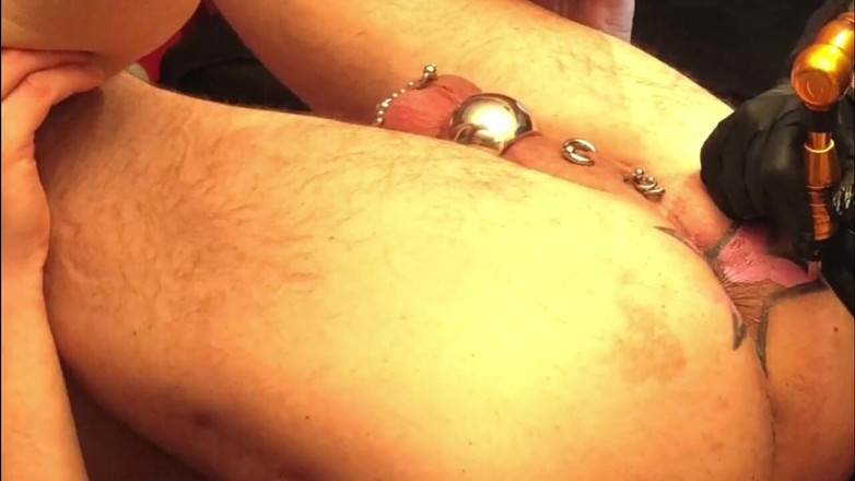 Dominatrix Frida: Tatuaggio anale con stella anale