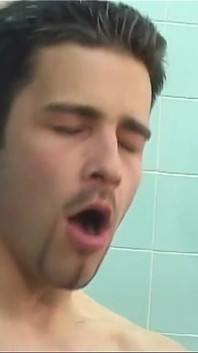 Moje přítelkyně má ráda šukání s dvěma velkými tvrdými ptáky - (celý film v HD)