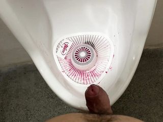 Cock massage: मूत्रालय में पेशाब और वीर्य शॉट के साथ हस्तमैथुन करना