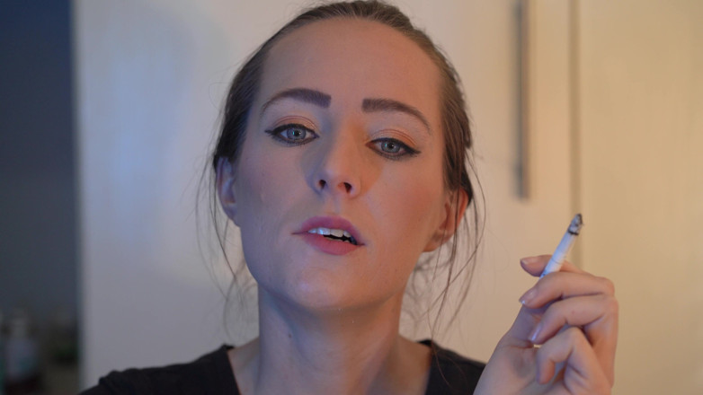 Alicia Robertz: Sensuele close-up rokend met tenger meisje