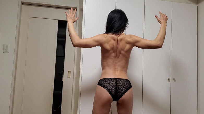 Mayumi Kanzaki: Mujer Madura Japonesa Mostrando Sus Músculos