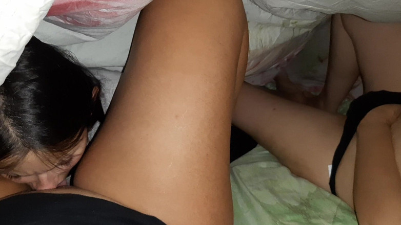 Lesbian-candys: Podíval jsem se pod deku a tam byla moje sousedka...