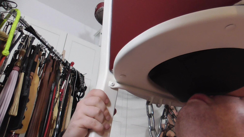 Femdom Austria: Sklaven Casting! Teste 2 palmada e lambida de pé e sentando...