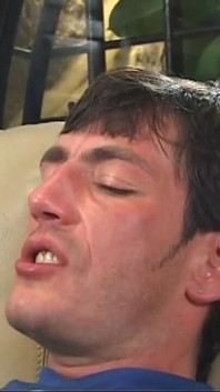Dvě sexy holky s velkými prsy dávají velké potěšení velkému tvrdému ptákovi