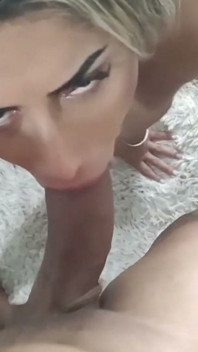 Blonde trans sucant chaud