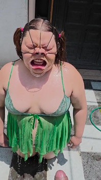 Humiliation et destruction anale pour moi, dans le jardin de mon voisin