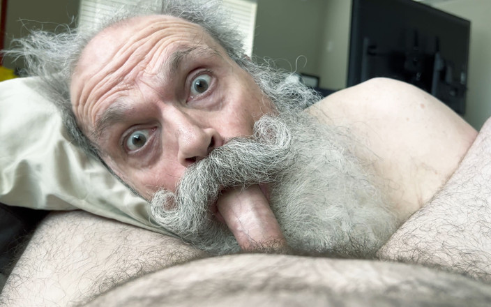 Big bearded bears: Tyler Preston menghisap zakar