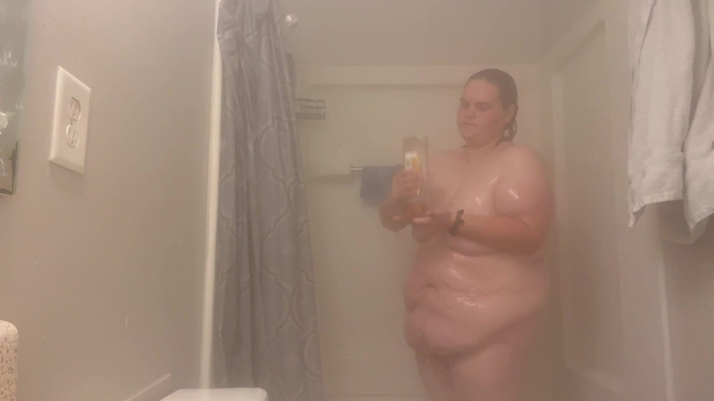 Fat Goddes: Perra gorda toma una ducha caliente y juega con ella