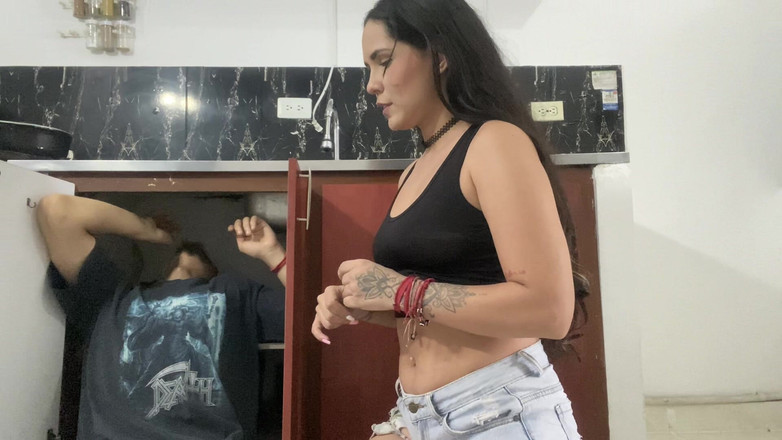 Chia 369: 主婦が夫と配管工を裏切る - 英語のポルノ