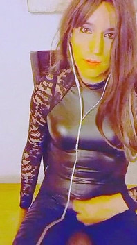 Shemale Sissy masturbiert