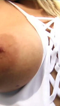 Rubia tetona se complace sin parar