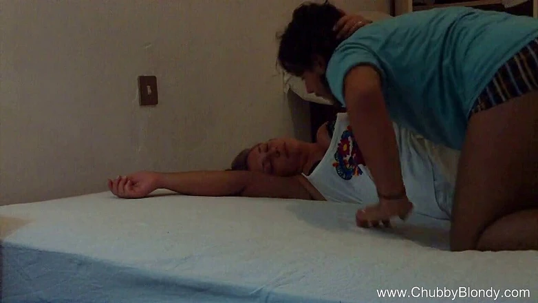 Chubby Blondy: Blowjob buatan sendiri dari si jalang montel