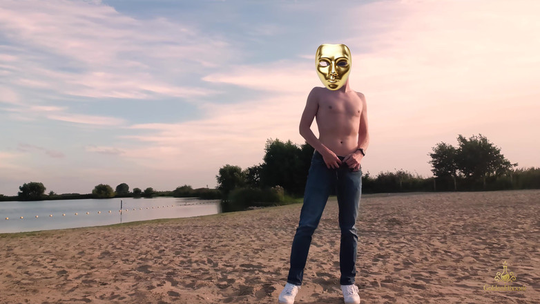 GoldenElixxxir: Twink Di Pantai Non Nudist Berpakaian Diam-diam Telanjang 4K! Eksibisionisme Remaja...