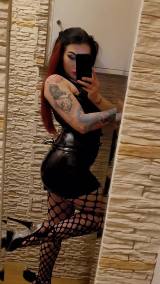 KatrixandCaliforniaLatex: Gudinnan poserar i latex och visar sin saftiga röv